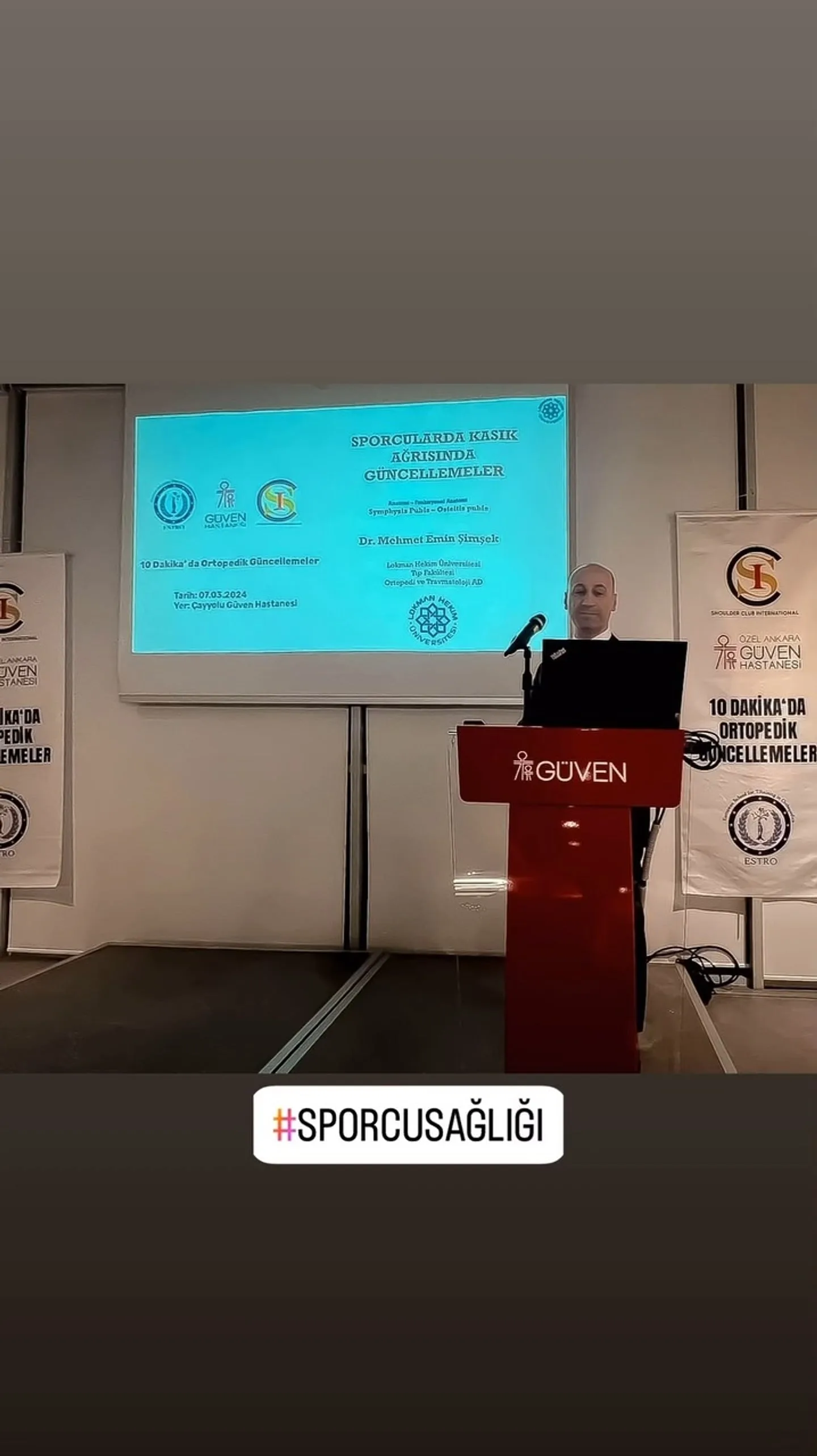 Ortopedik güncellemeler toplantısında kürsüde sporcularda kasık ağrısı sunumu yapan hekim