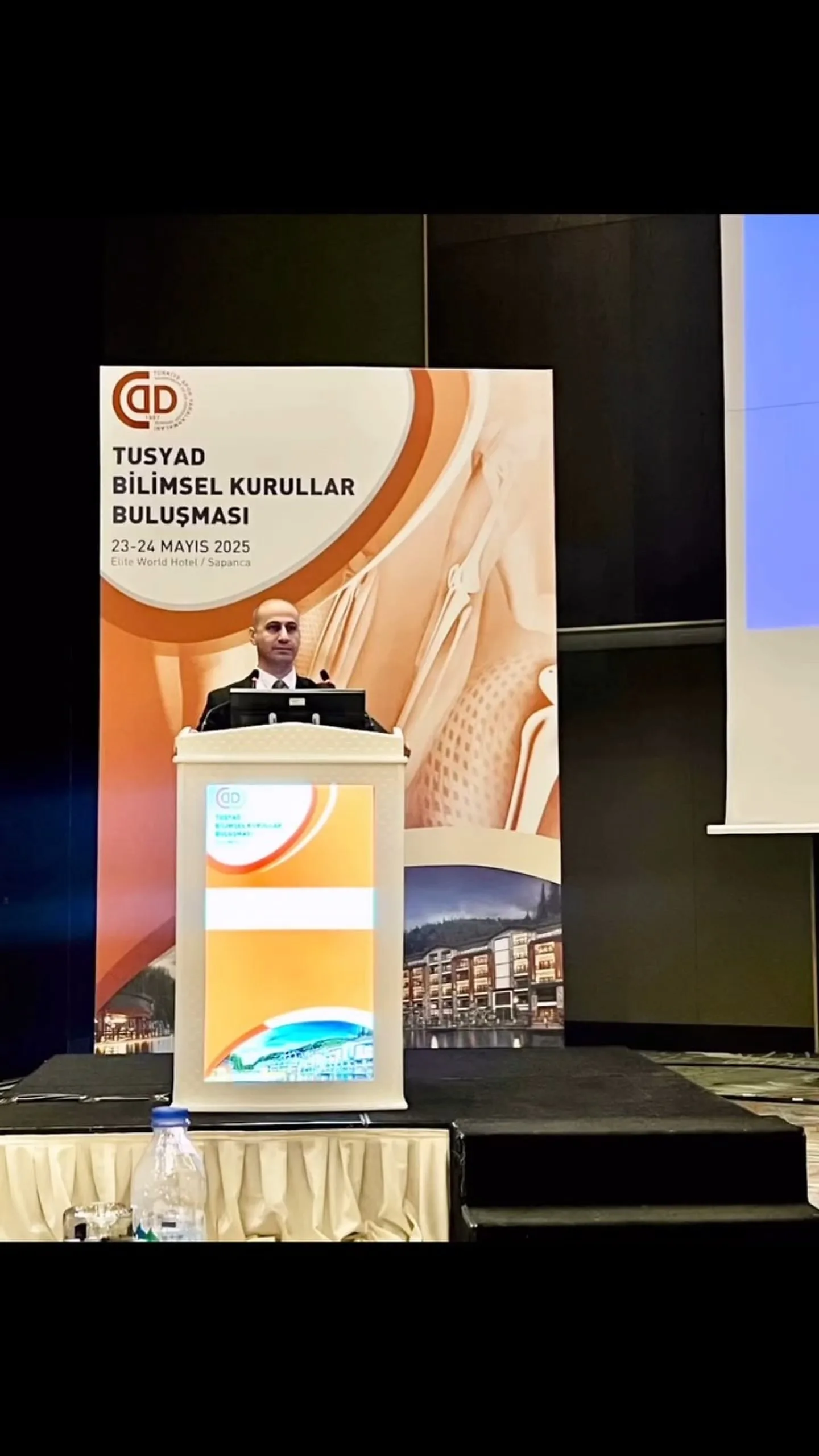 Prof. Dr. Mehmet Emin Şimşek TUSYAD bilimsel toplantısında kürsüde sunum yaparken
