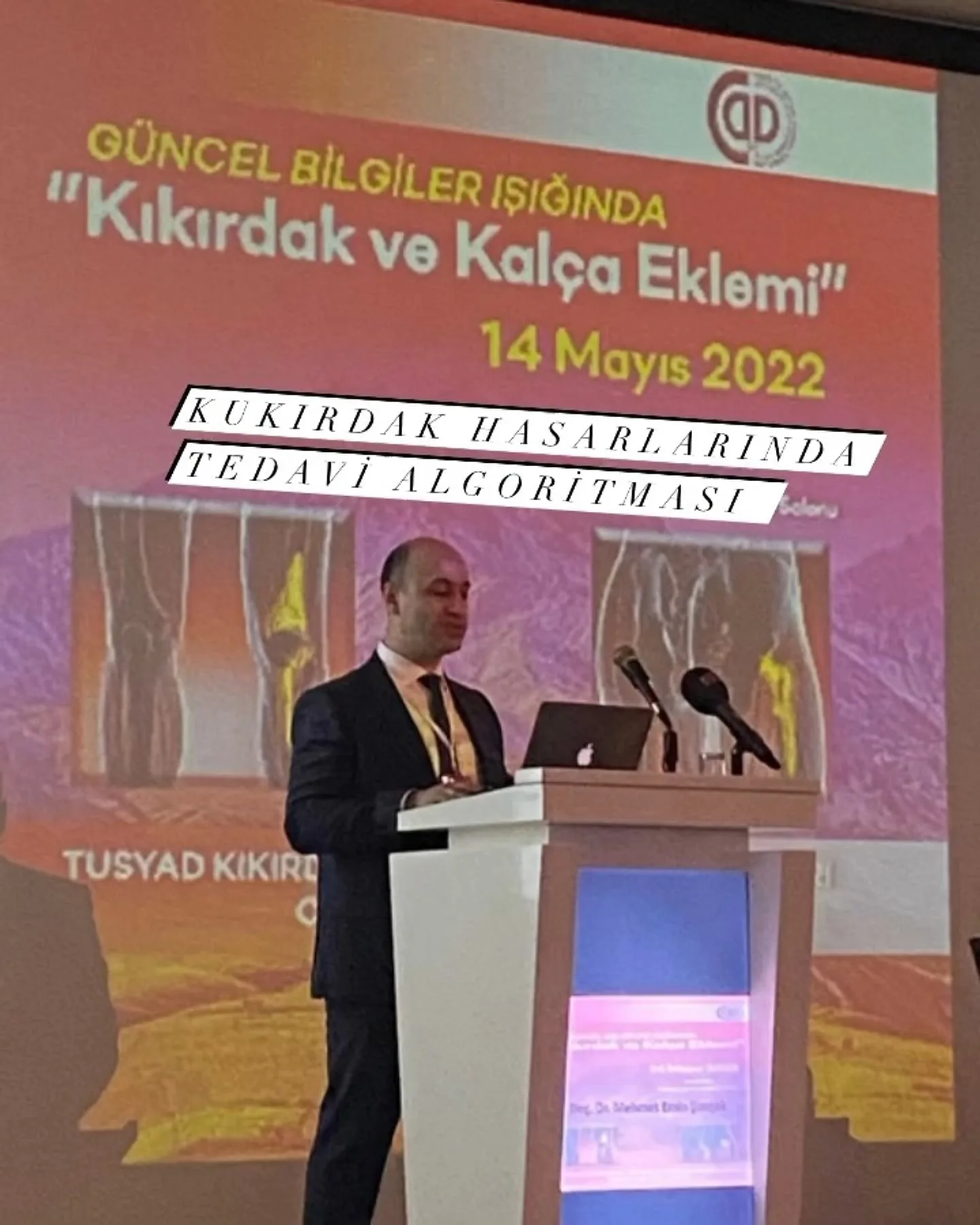 Kıkırdak ve kalça eklemi konulu kongrede kürsüde sunum yapan takım elbiseli hekim