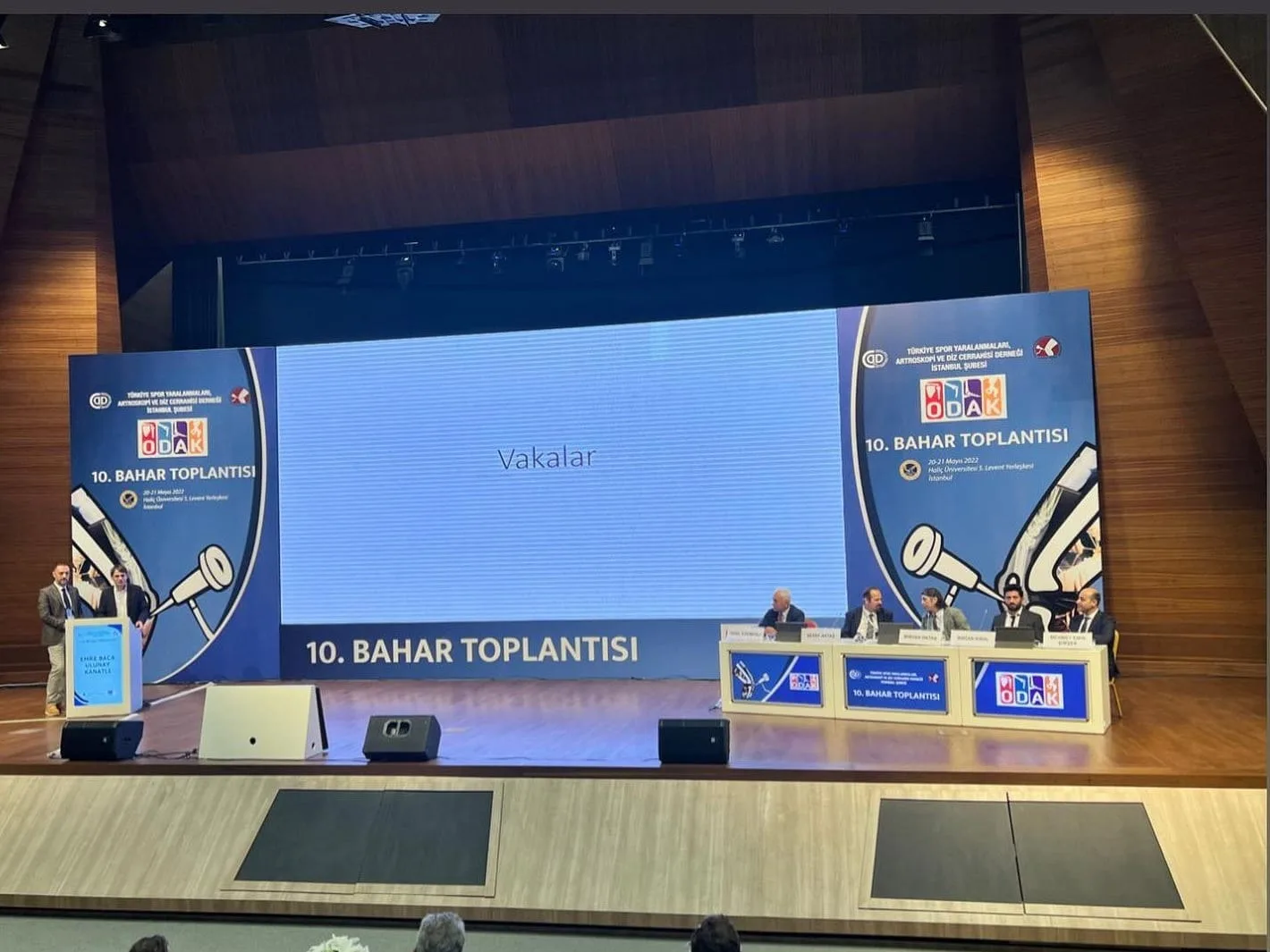 TUSYAD ODAK 10. Bahar Toplantısı salonunda kürsü, panel masası ve dev sunum ekranı