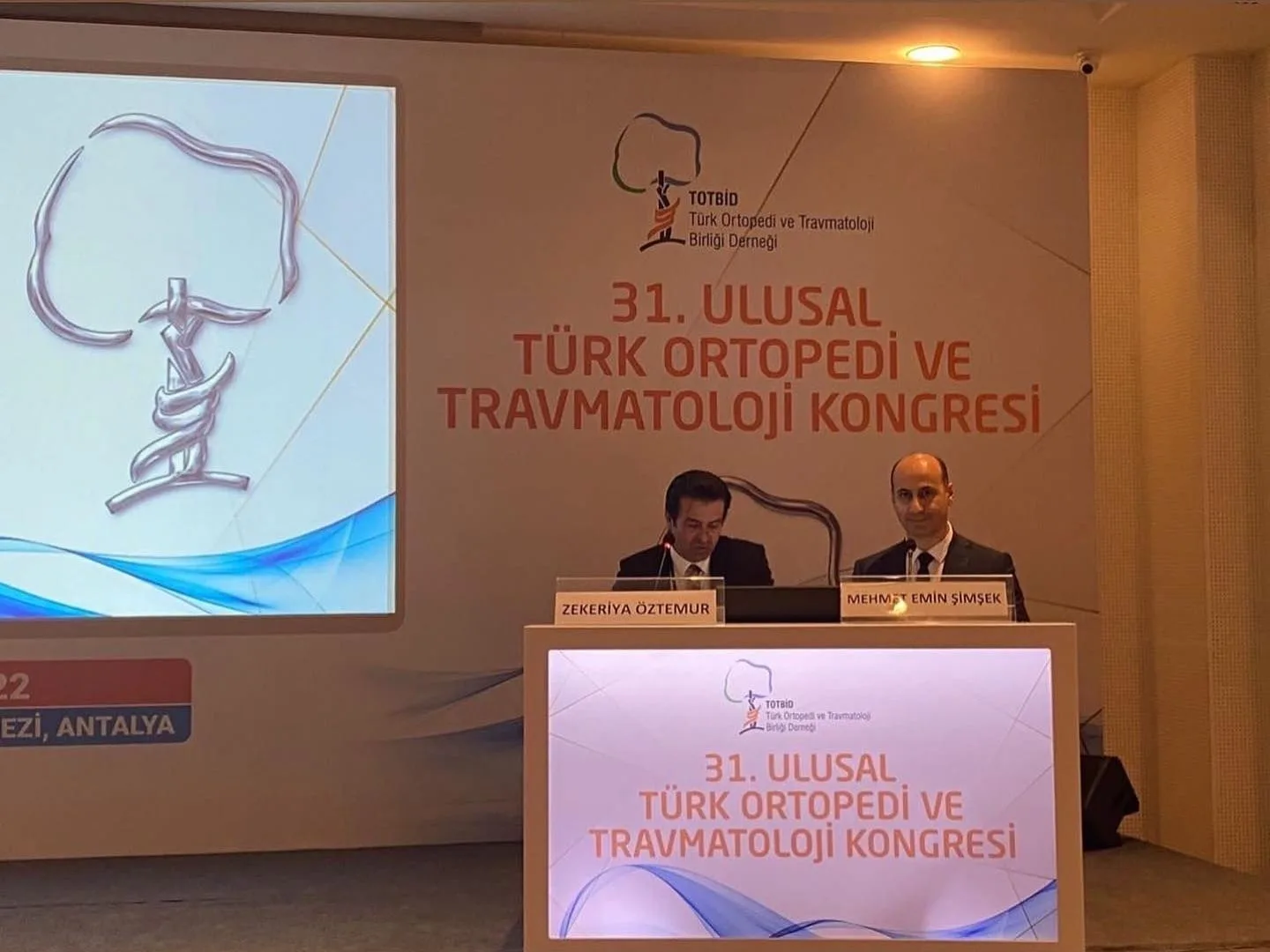 31. Ulusal Türk Ortopedi ve Travmatoloji Kongresi'nde oturum başkanlığı masasında iki hekim