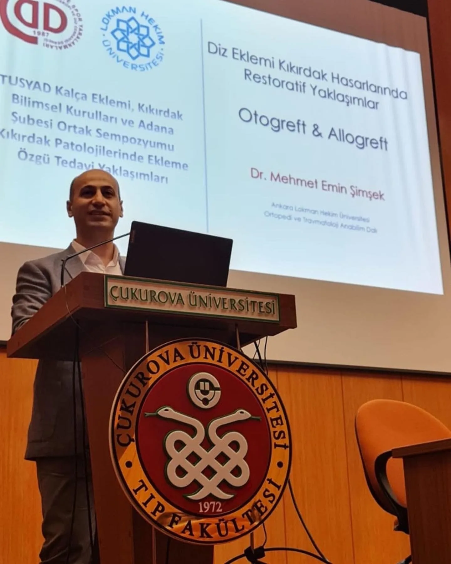 Prof. Dr. Mehmet Emin Şimşek kürsüde diz kıkırdak hasarlarında otogreft ve allogreft sunumu yaparken